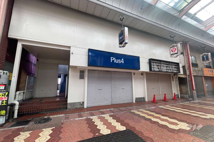 敷地入り口は商店街の中にあります。