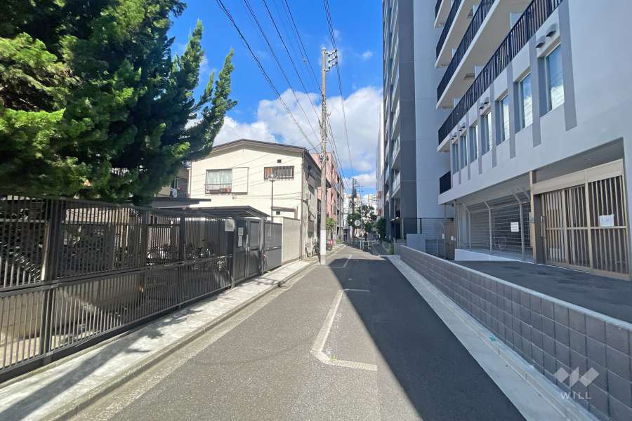 敷地北東側の前面道路（南東側から）