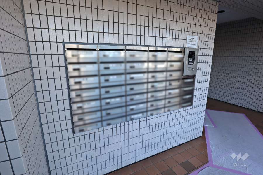 オートロックの操作盤と共用ポスト