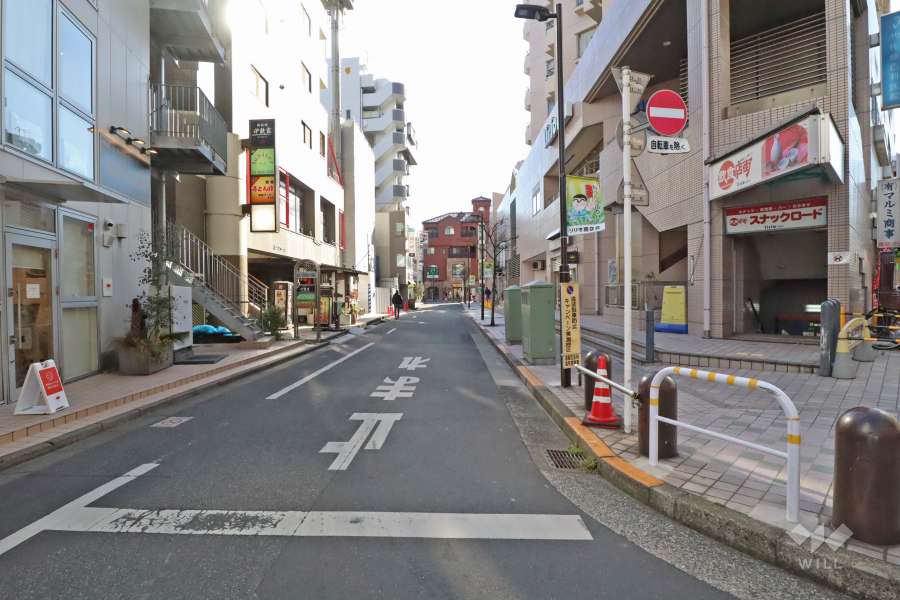 敷地南東側の前面道路(北東側から)