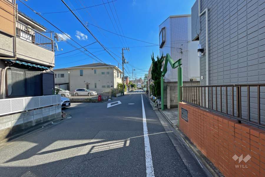 敷地西側の前面道路（北側から）