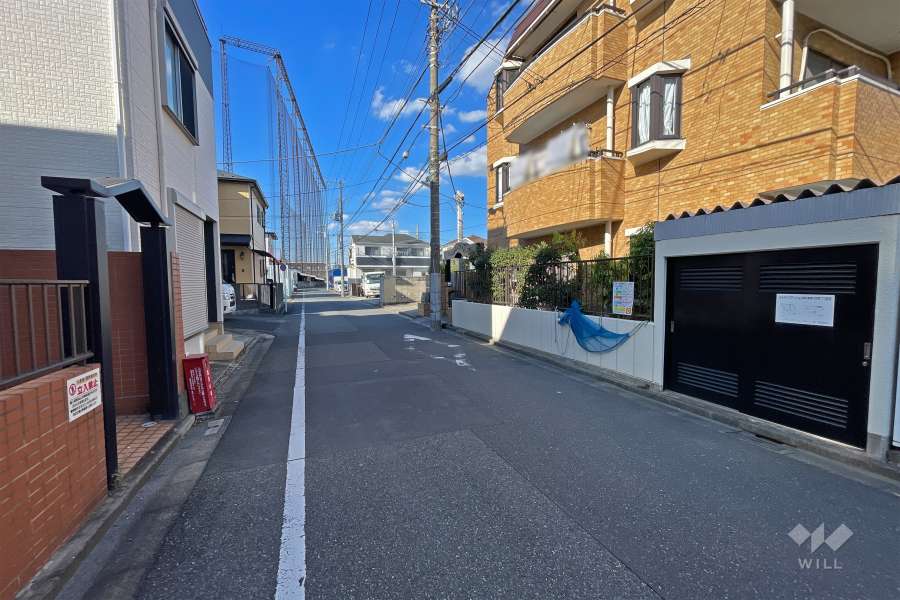 敷地西側の前面道路（南側から）