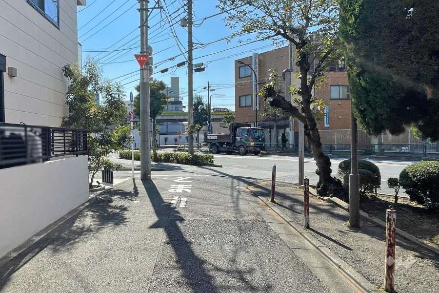 敷地の東側前面道路（北側から）