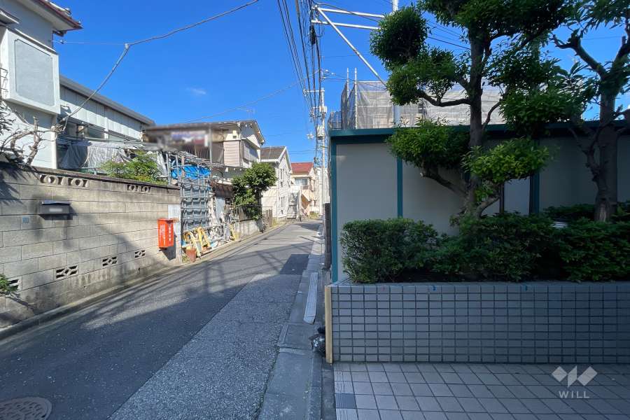 敷地西側の前面道路