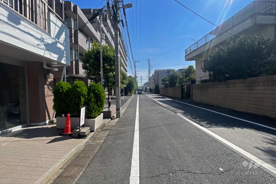 敷地北東側の前面道路（北西側から）