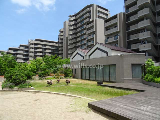 1番館の2階部分にあるキッズルームと広場