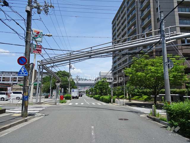 敷地西側の前面道路