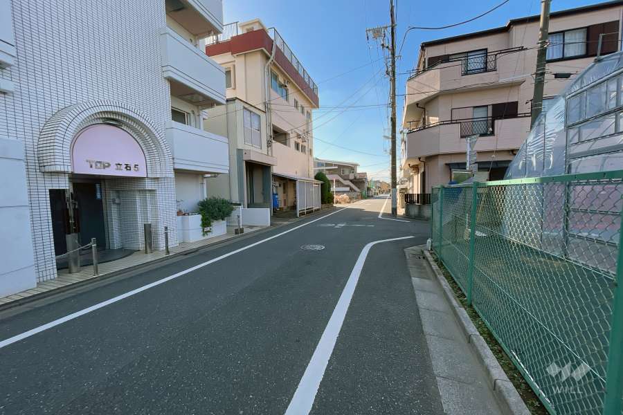 敷地の北側前面道路（東側から）