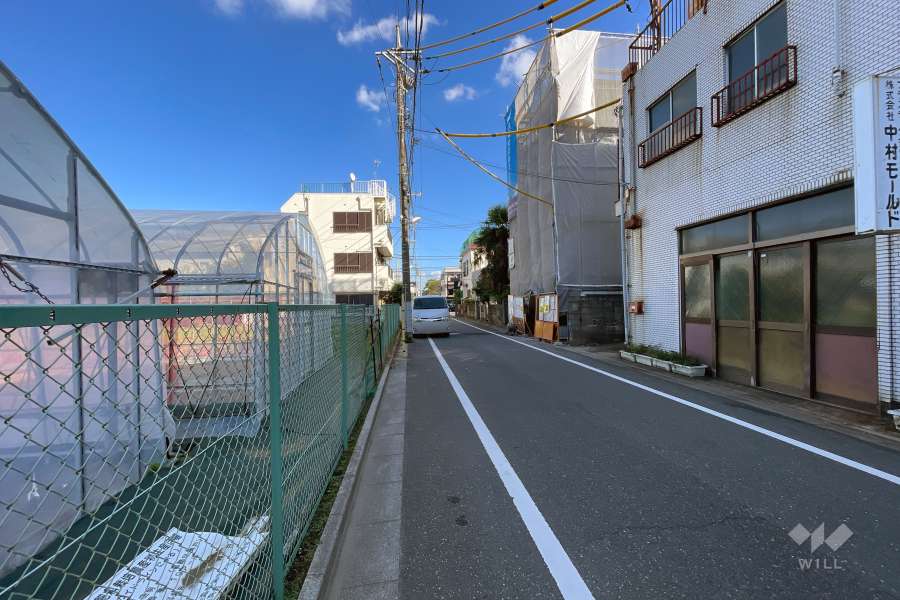 敷地の北側前面道路（西側から）