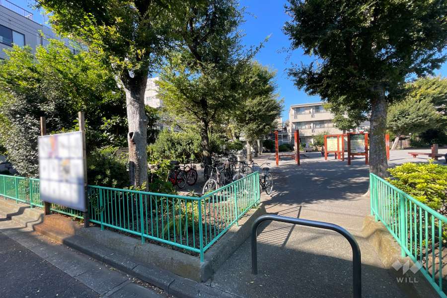 敷地に隣接したお花茶屋公園