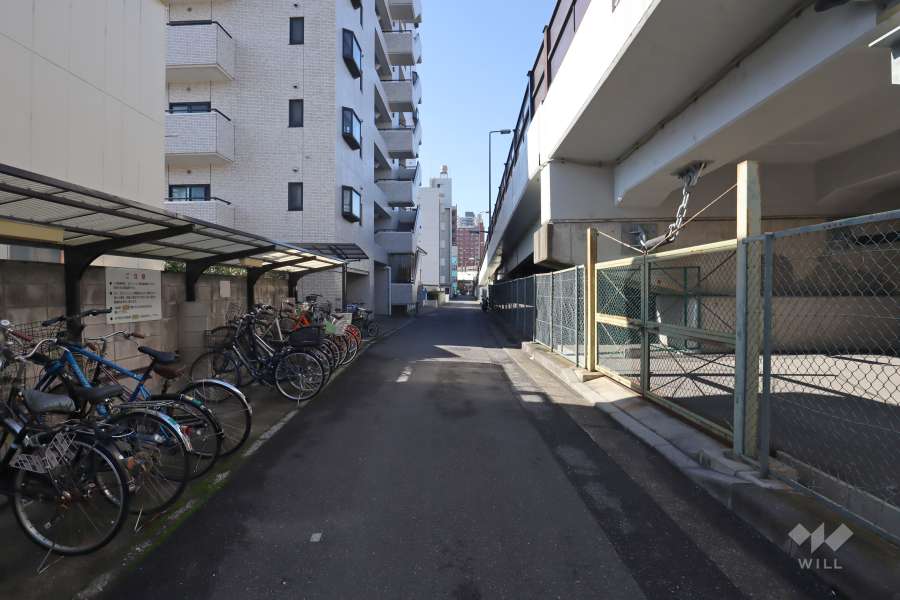 敷地北側の前面道路(東側から)