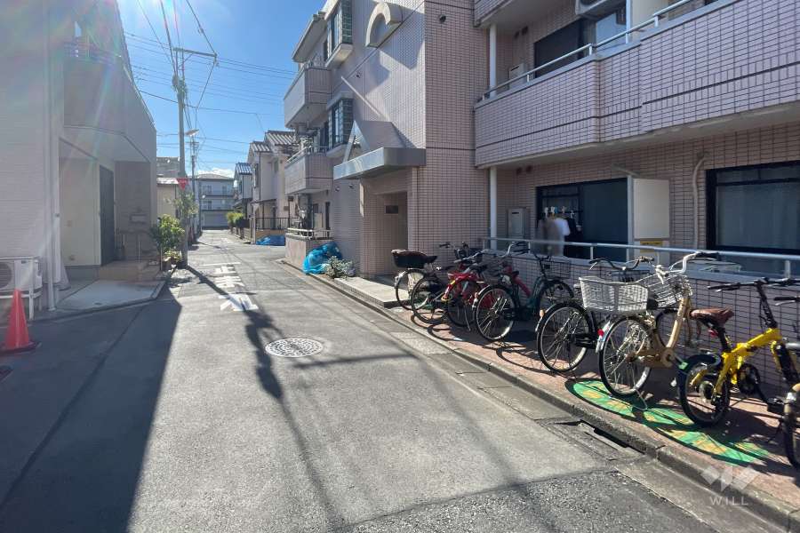 敷地の東側前面道路（北側から）