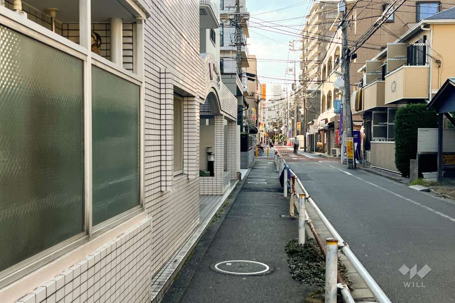 敷地北側の前面道路（東側から）