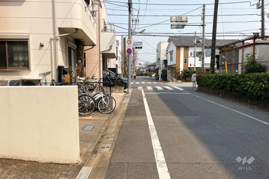 敷地南東側の前面道路（南西側から）