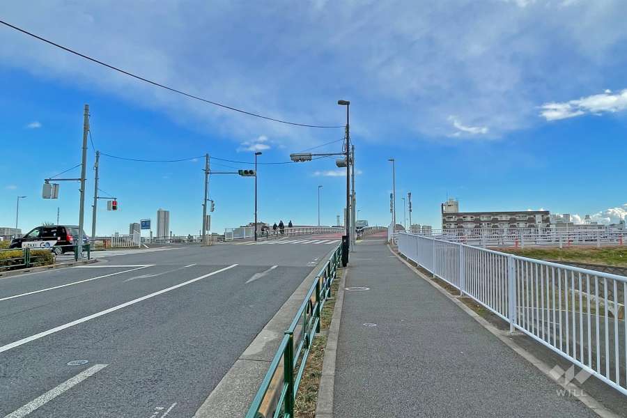 敷地の北側前面道路（西側から）