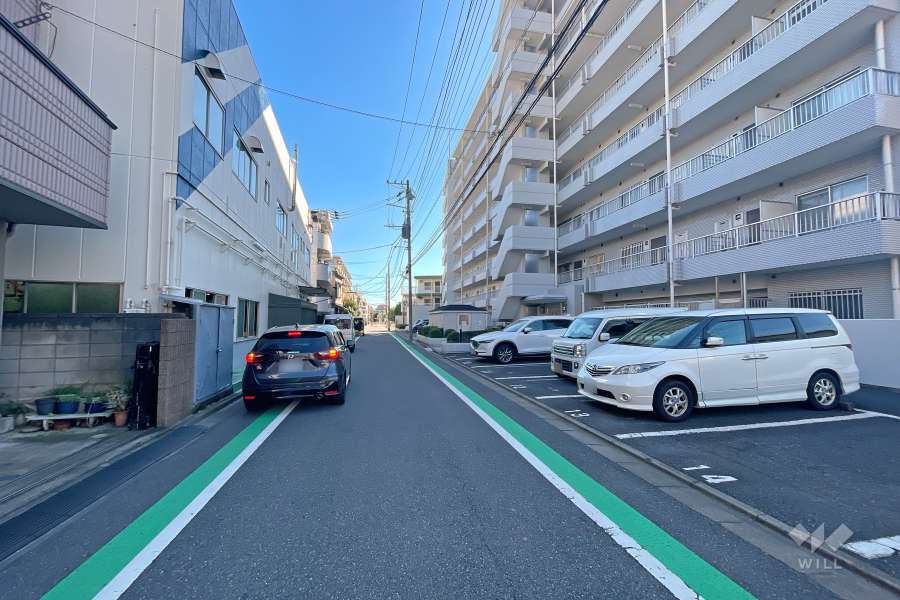 敷地東側の前面道路（北側から）