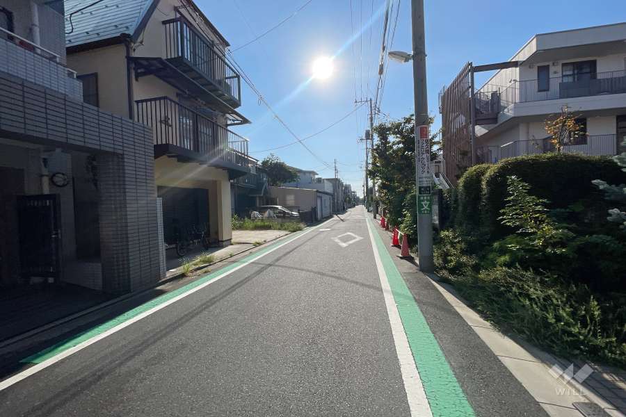 敷地南西側の前面道路（北西側から）