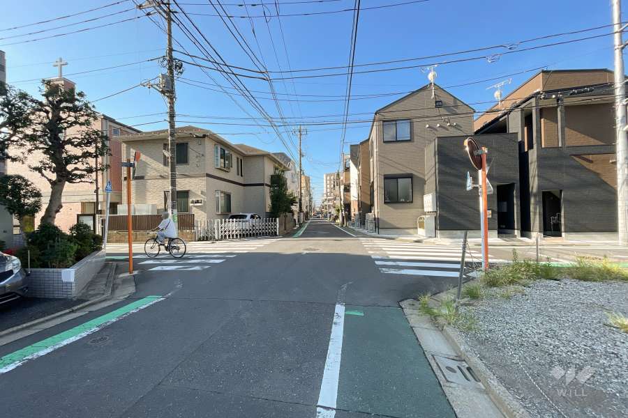 敷地北西側の前面道路（北東側から）
