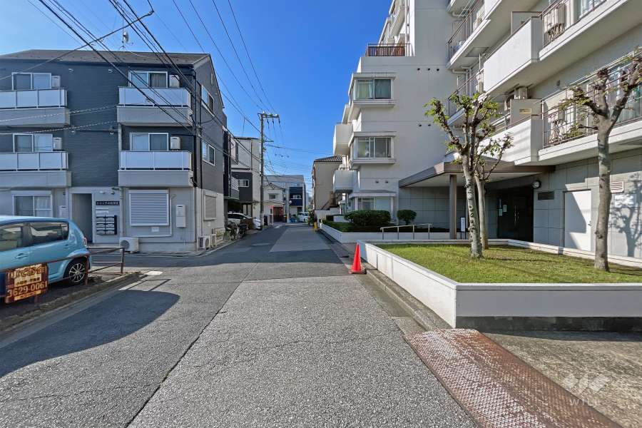 敷地の東側前面道路（北側から）