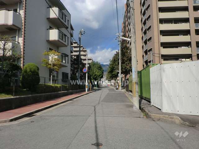 敷地東側の前面道路