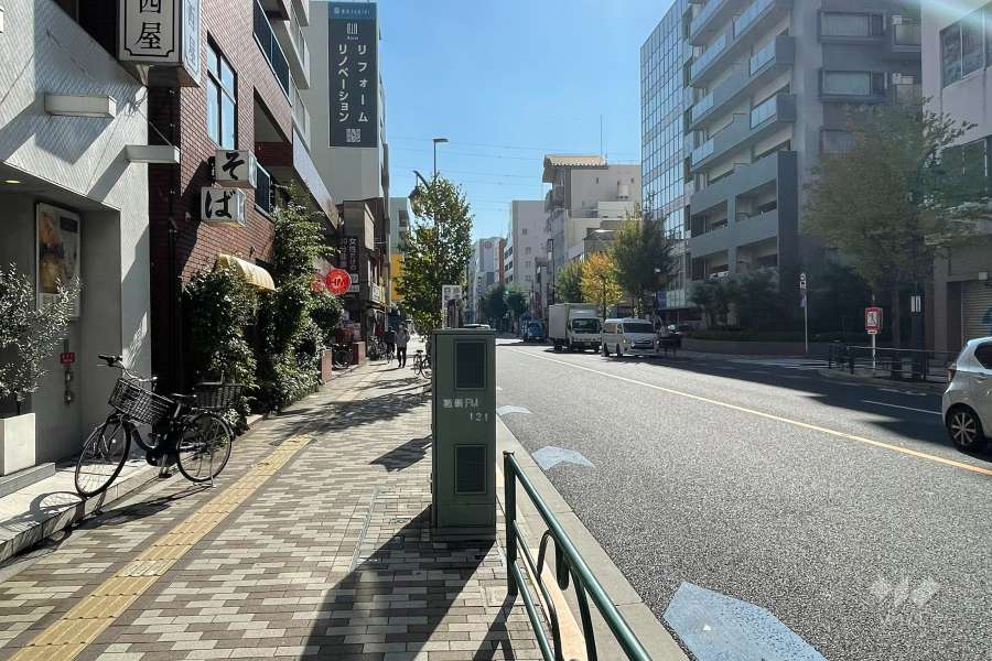 敷地の南西側前面道路（北西側から）