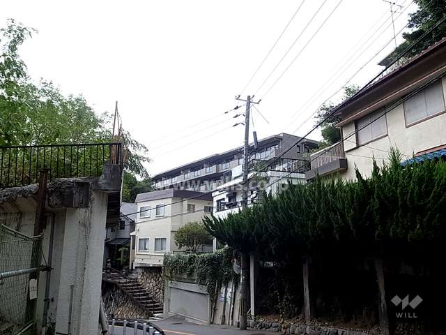 東急ドエルアルス御影鴨子ヶ原南棟の遠景。周辺はマンションと一戸建てなどが混在する静かな住宅地です。