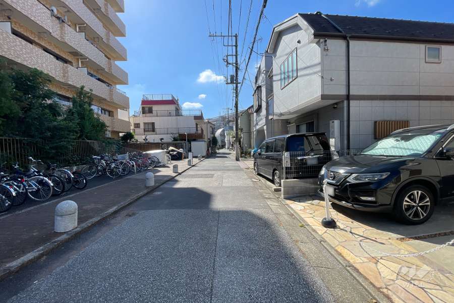 敷地西側の前面道路（北側から）