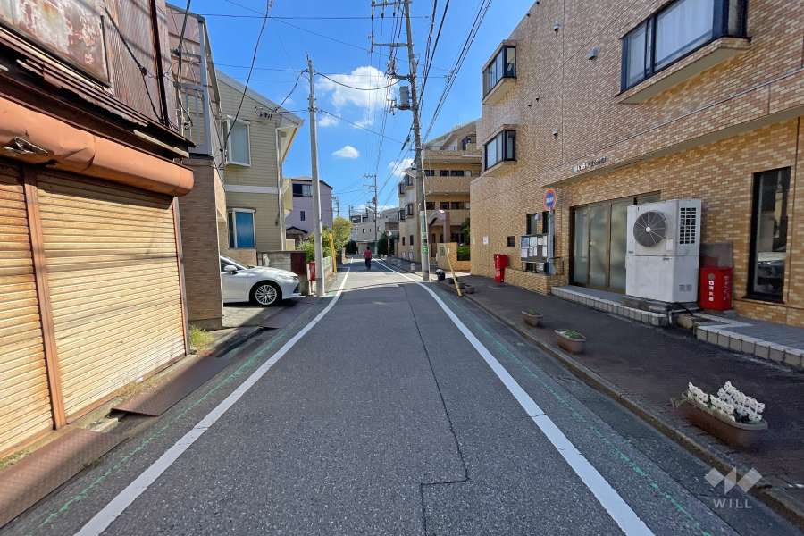 敷地北側の前面道路（西側から）