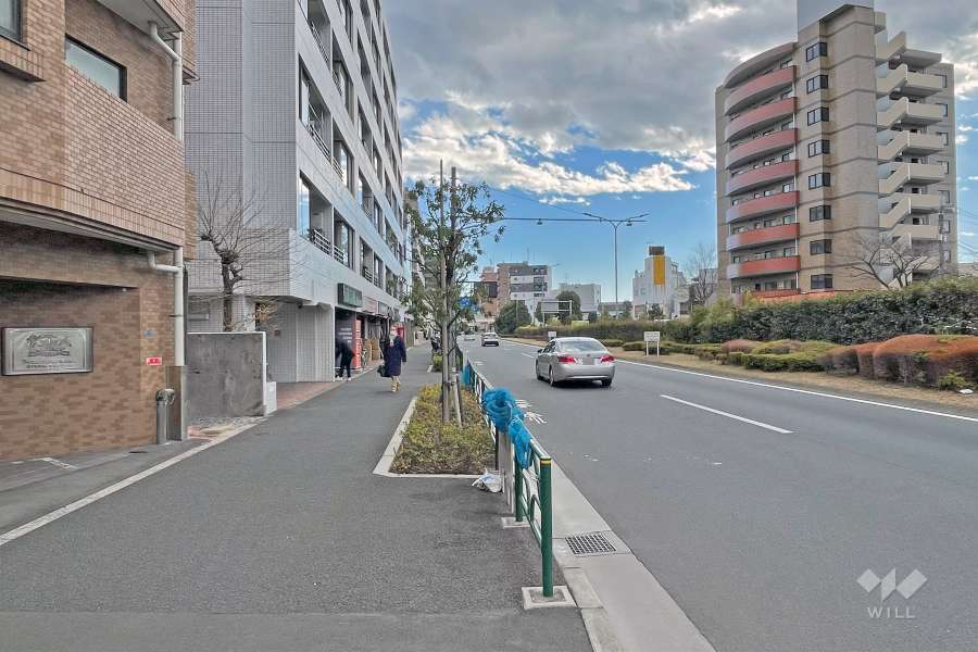敷地の西側前面道路は環八通りです（北側から）。