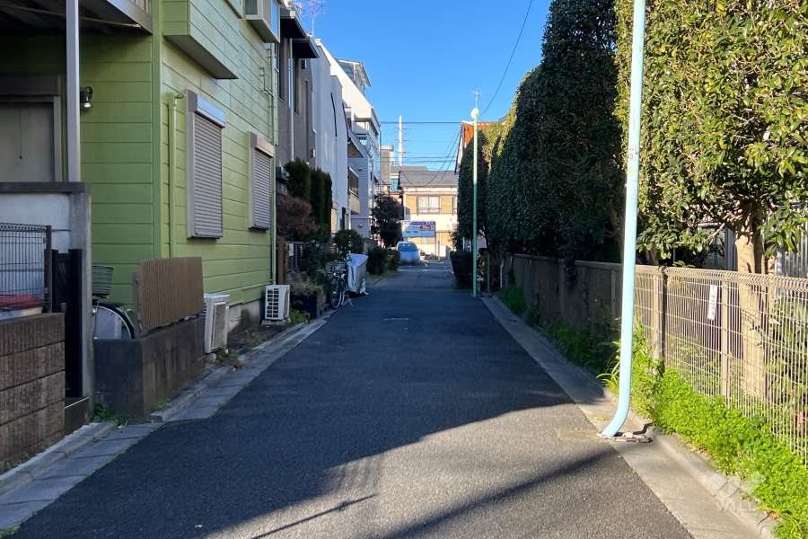 敷地の北西側前面道路（南西側から）