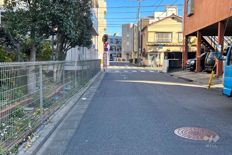 敷地の南西側前面道路（北西側から）