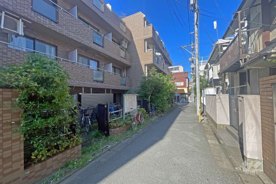 敷地の北側前面道路（東側から）