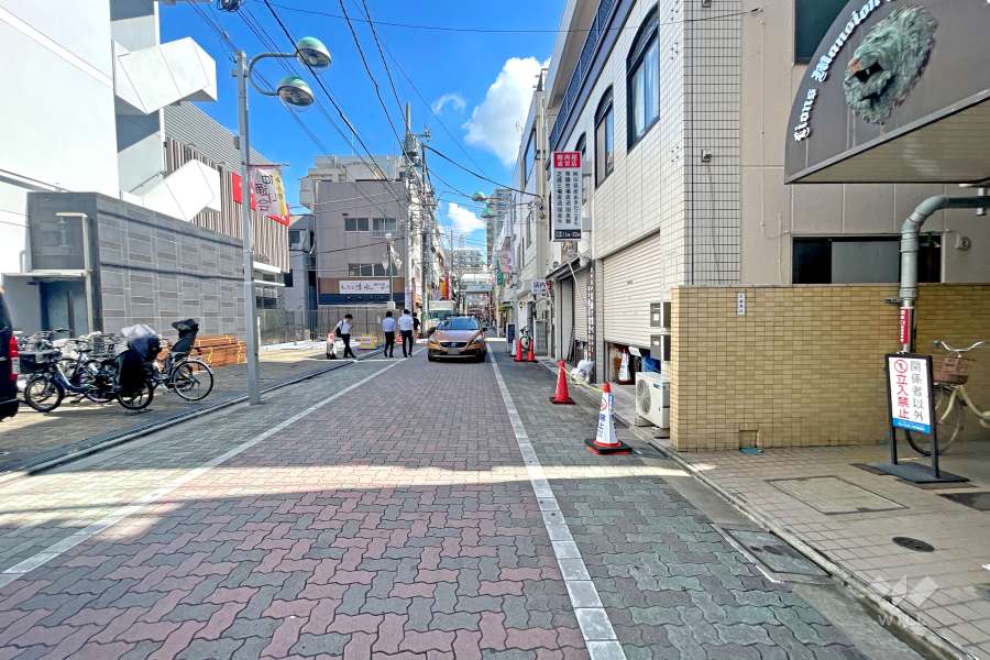 敷地の北側前面道路（西側から）