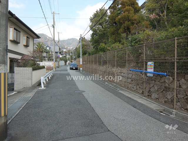 敷地西側の前面道路