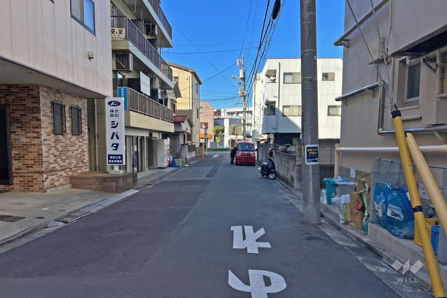敷地の南西側前面道路（南東側から）