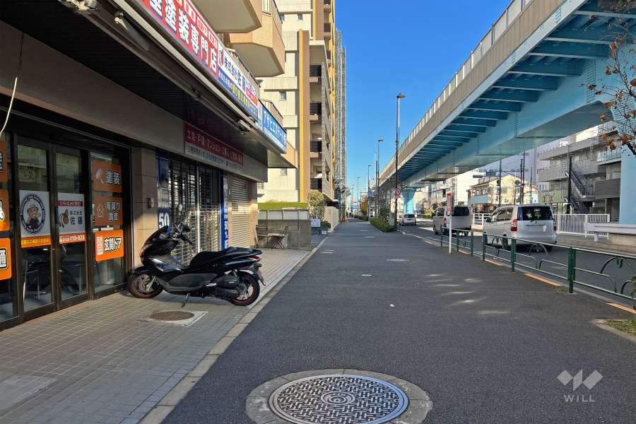 敷地の南東側前面道路（南西側から）