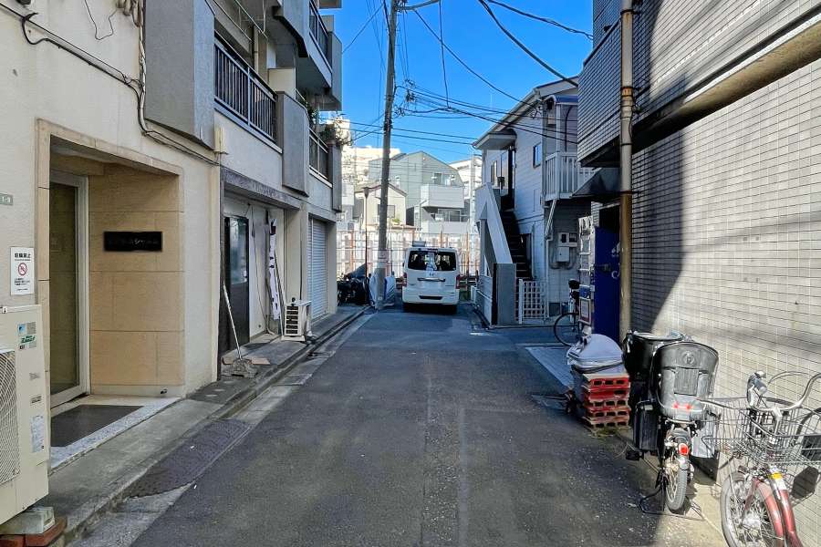 敷地の東側前面道路（南側から）