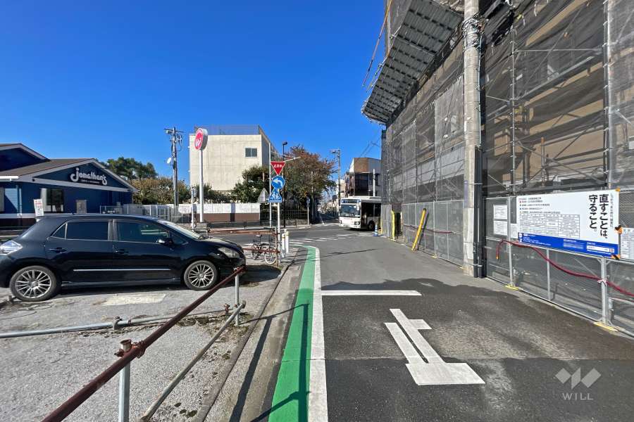 敷地南側の前面道路（東側から）