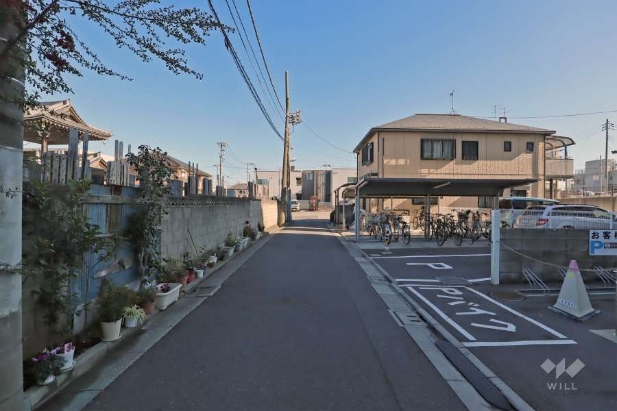 敷地北側の前面道路(西側から)