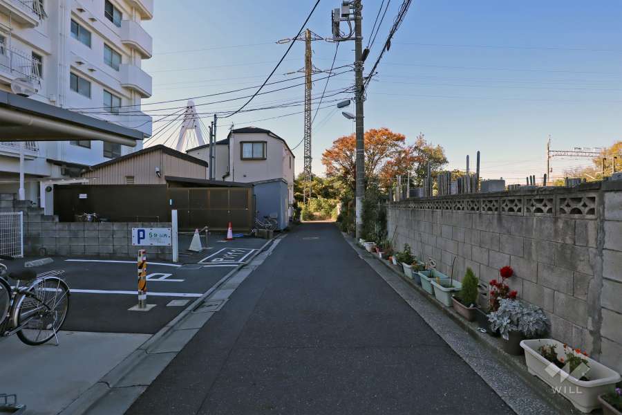 敷地北側の前面道路(東側から)