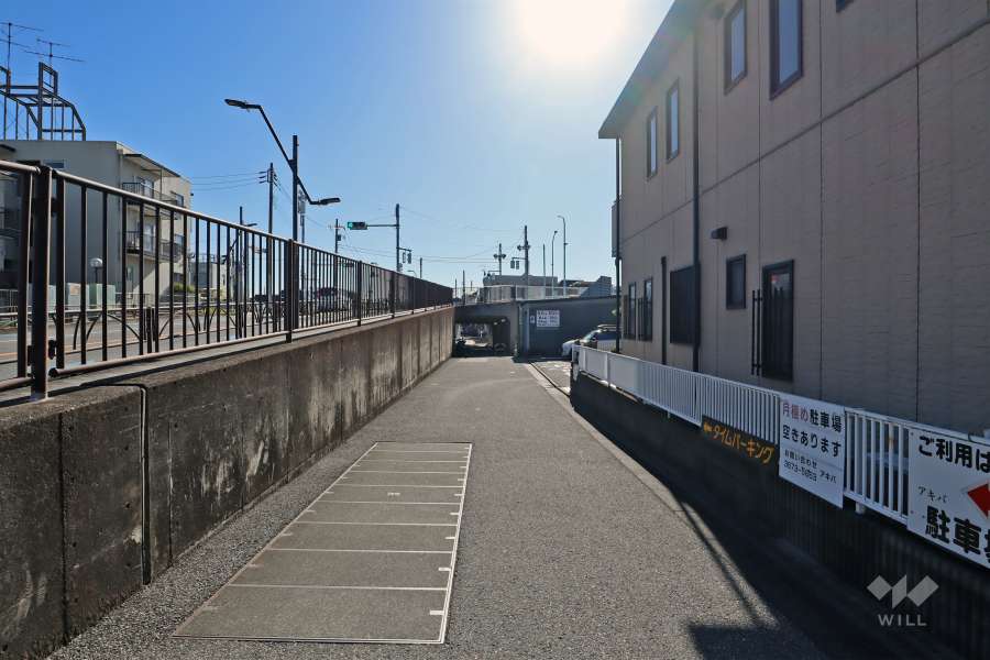 敷地東側の前面道路(北側から)