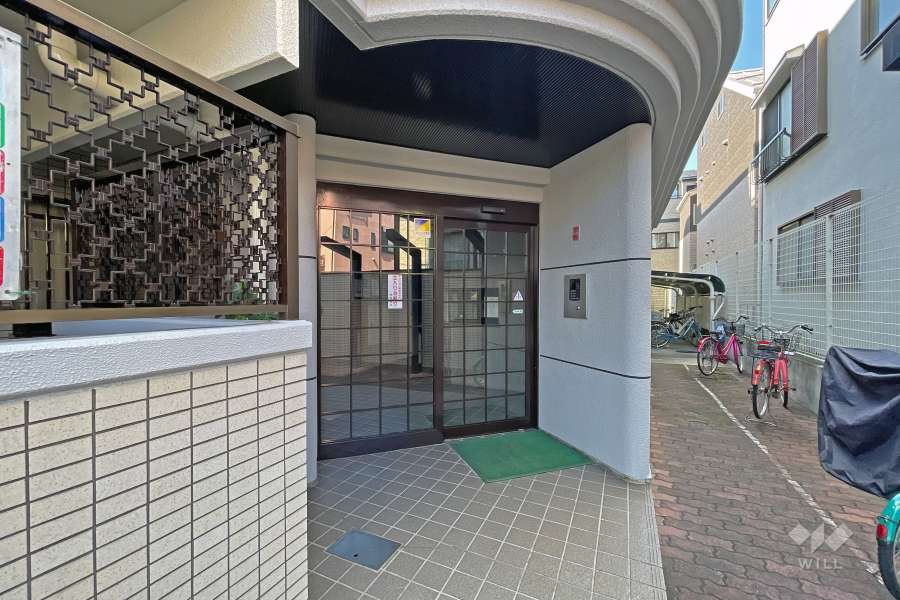 エントランスはオートロック付きです。