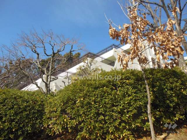 日商岩井御影ガーデンハイツD棟の外観（南東側から）