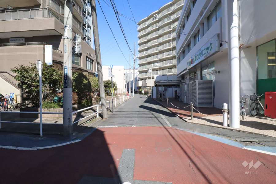 敷地西側の前面道路