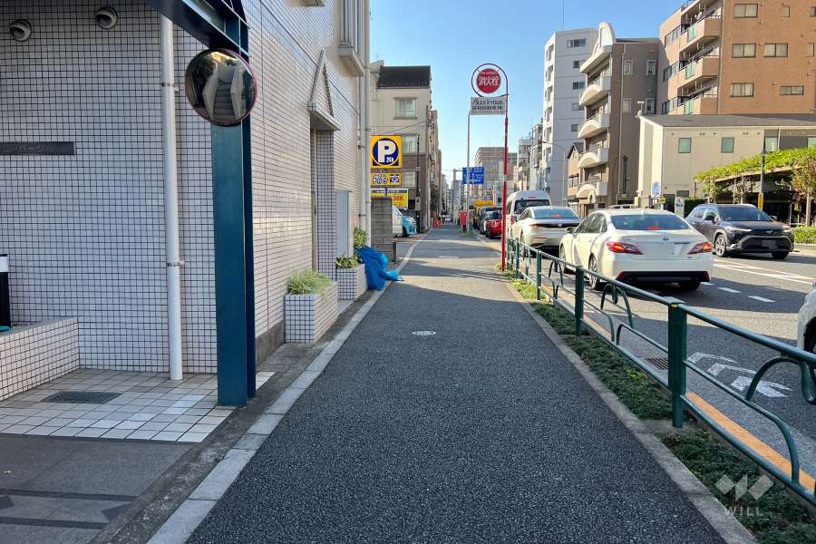 敷地の北側前面道路（東側から）