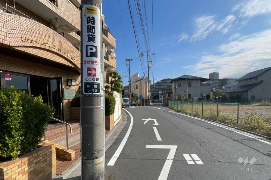 敷地の南側前面道路（西側から）