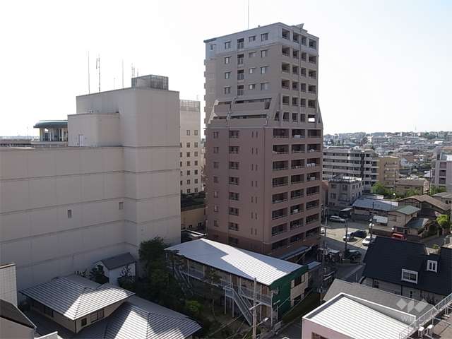 敷地の東側に隣接して宝塚ホテルがあります。