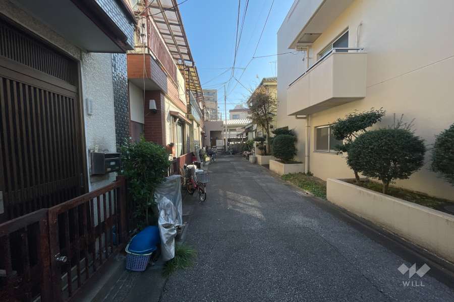敷地の北側前面道路（西側から）