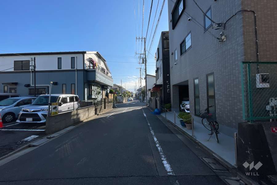 敷地北側の前面道路（西側から）