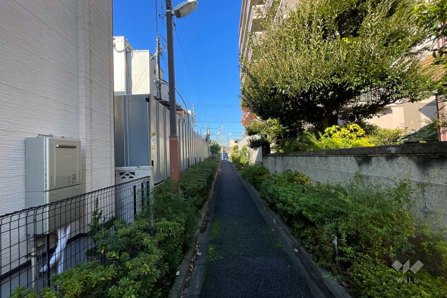 敷地南側の通路（東側から）